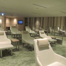 オットマン付きのソファですが、表面が滑って座りにくかった