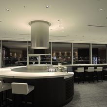 飲食コーナーのカウンター席です