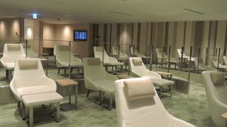 JAL深夜便利用時のお薦めは、サブのスカイビューラウンジ