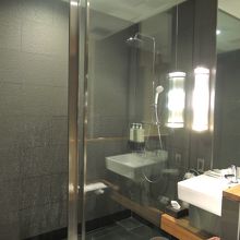 シャワーブース、手前はトイレです