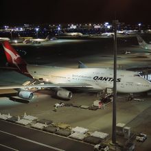 駐機場と奥にはA滑走路が望めます