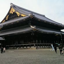 向かって左側の「阿弥陀堂」と繋がっている「御影堂」