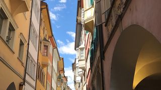 アーケードのあるショッピングストリート。