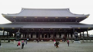 巨大な木造建築「東本願寺御影堂」