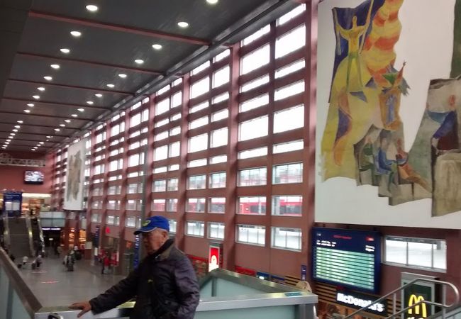 駅構内にある大きな絵画はきれいだったので、寄るのであれば、是非見てください