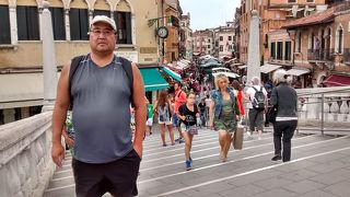 カナル グランデ大運河にかかる階段のある歩行者専用橋で、とにかく人通りが多かったでした