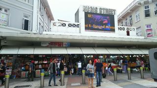 いろいろなお店があるアーケード