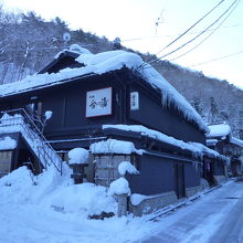 真っ黒な建物