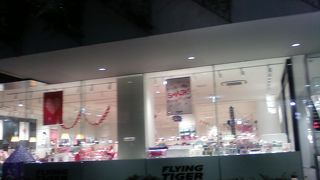 広くて、品数はさすが。