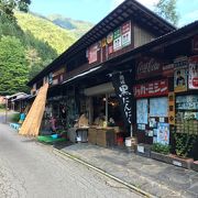 地元産の野菜や果物などがたくさん並び、見ていて飽きない