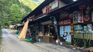 地元産の野菜や果物などがたくさん並び、見ていて飽きない