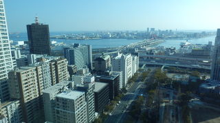 神戸の港と反対側の山が一望できるロビー