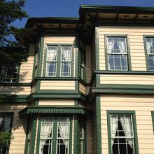 クリーム色に緑がマッチしている