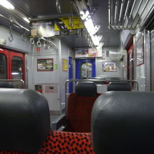 座席もさすがJR九州の独特の配色