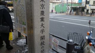 道路沿いに碑がぽつんと