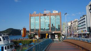 港のターミナル入口にあるインフォメーションセンタ。