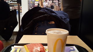 空港のマクドナルド