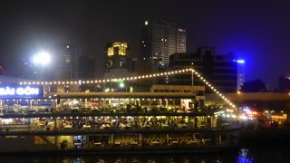 市内を優雅に流れるサイゴン川