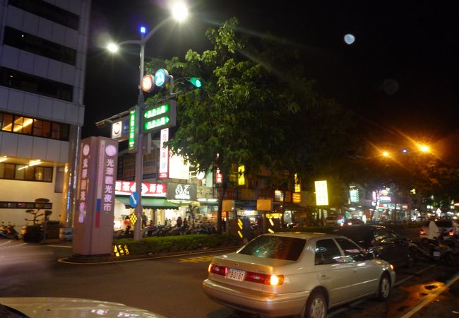 道路沿いの夜市