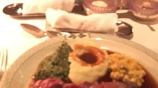 テーマパークのような雰囲気で味わう、アメリカのローストビーフ