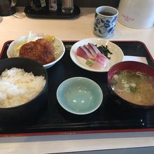 ぶり刺身と自家製メンチカツ盛り合わせ