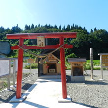 駐車場横にある「トンネル神社」