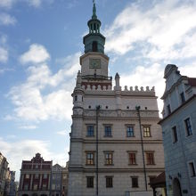 街の中心に建つ市庁舎