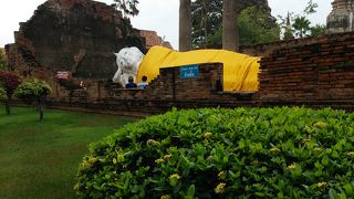 横たわる大きな仏像が印象的