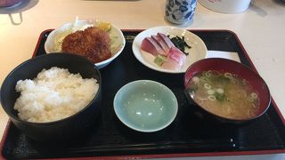 ぶり刺身と自家製メンチカツの盛り合わせ！