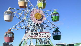 屋上遊園地の観覧車がレトロ感満点