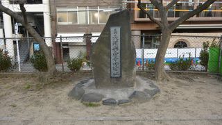 跡地公園は石垣で周囲より一段と高くなっている