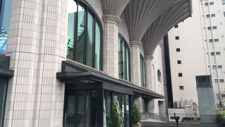 肥後橋に隣接する近代的な高層ビル