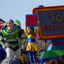 ピクサーのショーをやっていました。