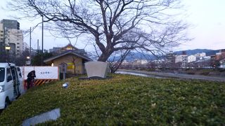 扇型の碑があるのみ