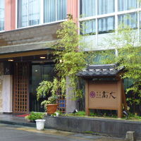 この入り口はホテルでなくレストランでした。