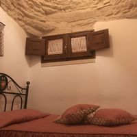 とんがり屋根の様子がわかるベッドルーム