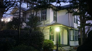 予想に反して広い敷地に建つ堂々とした建物