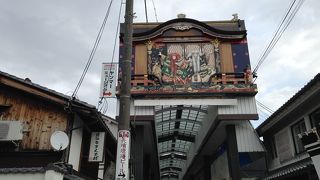 観光客でにぎわっている