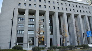 シンプルなデザインの近代建築