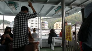 観光客と地元の方々とたくさんのバイクが乗船