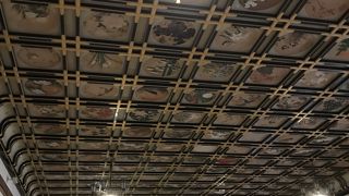 ２３０枚の絵が飾られた広間が見所