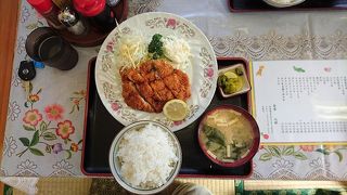 大郷(だいごう)食堂は本当に庶民的です。付け合わせのポテトの量が多くポテト好きは良いかもです。