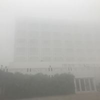 霧に包まれたゲートウェイホテル