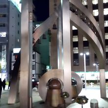 新幹線口を出たところにあるオブジェです。