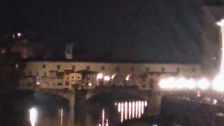 グラツィエ橋から川沿いをベッキオ橋まで歩く