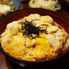 絶品の親子どんぶり。分けて食べる小皿を出してくれます。