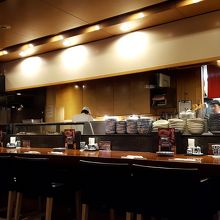 奥で炭火を起こしているのが見えたカウンター。