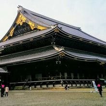 親鸞聖人像を安置する「御影堂」