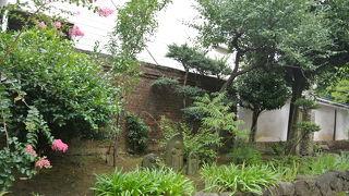 参道に古い赤煉瓦の壁