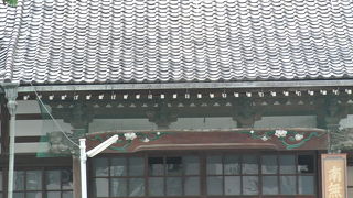 洋風の門と赤煉瓦塀